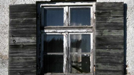 Rénover des volets en bois anciens : le calcul qui change tout