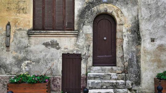 Escalier en pierre en maison de village : habillage ou massif ?