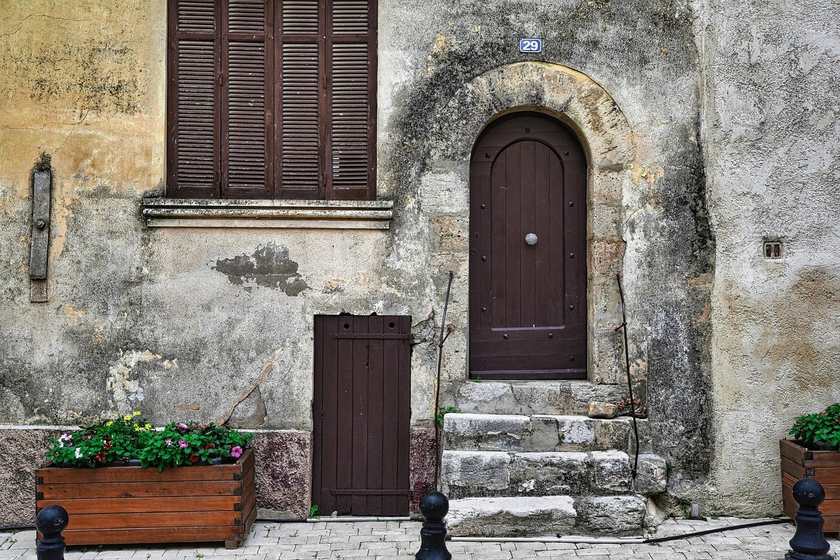 Escalier en pierre en maison de village : habillage ou massif ?