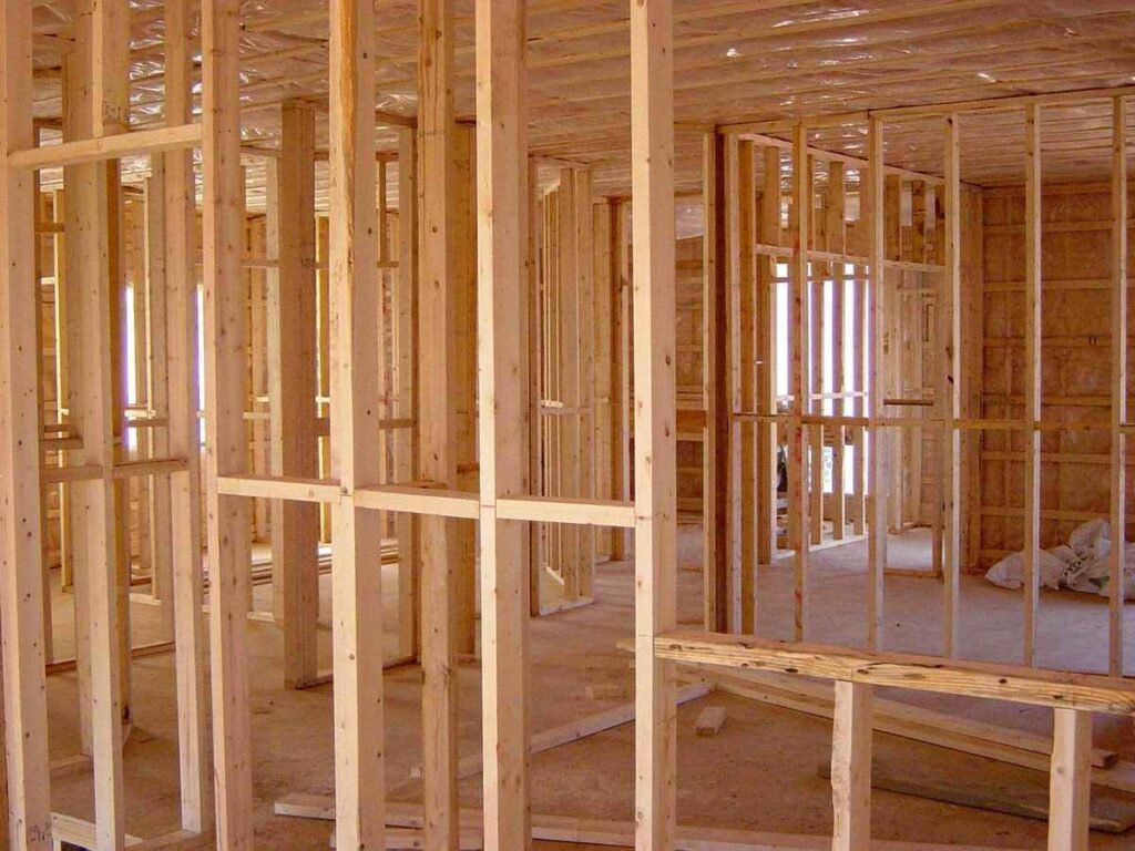 Intérieur en construction montrant la structure en bois d'une maison en rénovation