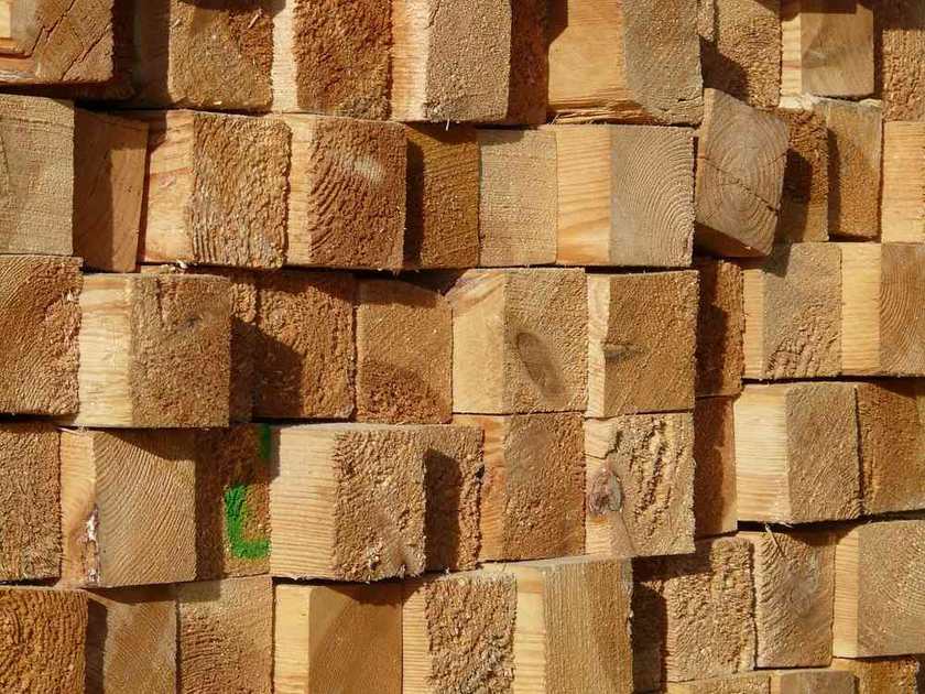 Blocs de bois empilés, texture visible, lumière naturelle